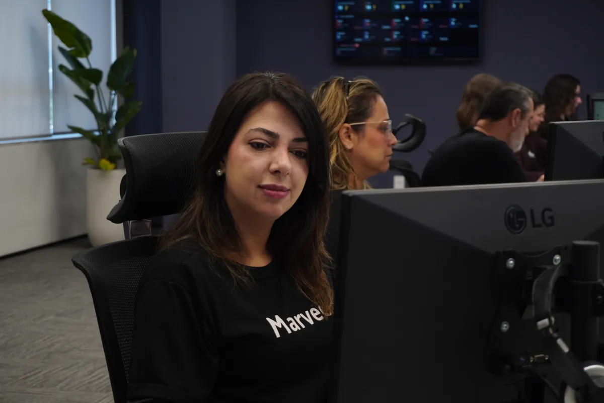 Colaboradora da Marvee na sua mesa de trabalho