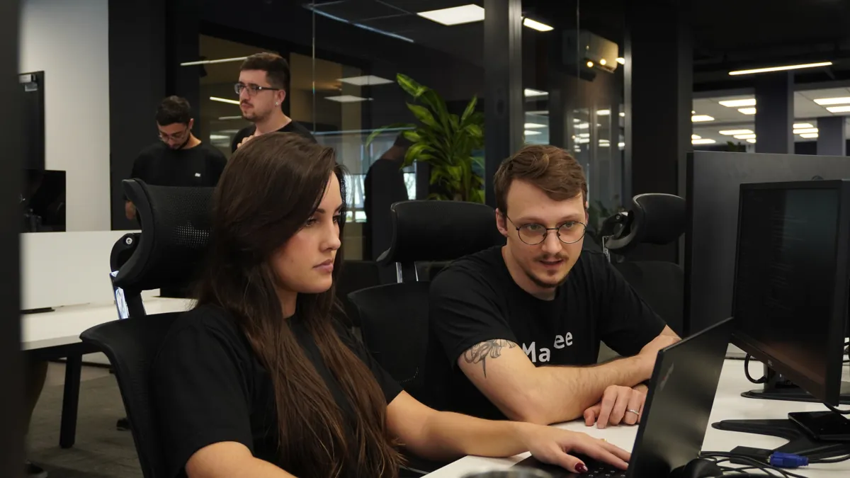 Duas pessoas do time da Marvee trabalhando juntas no computador