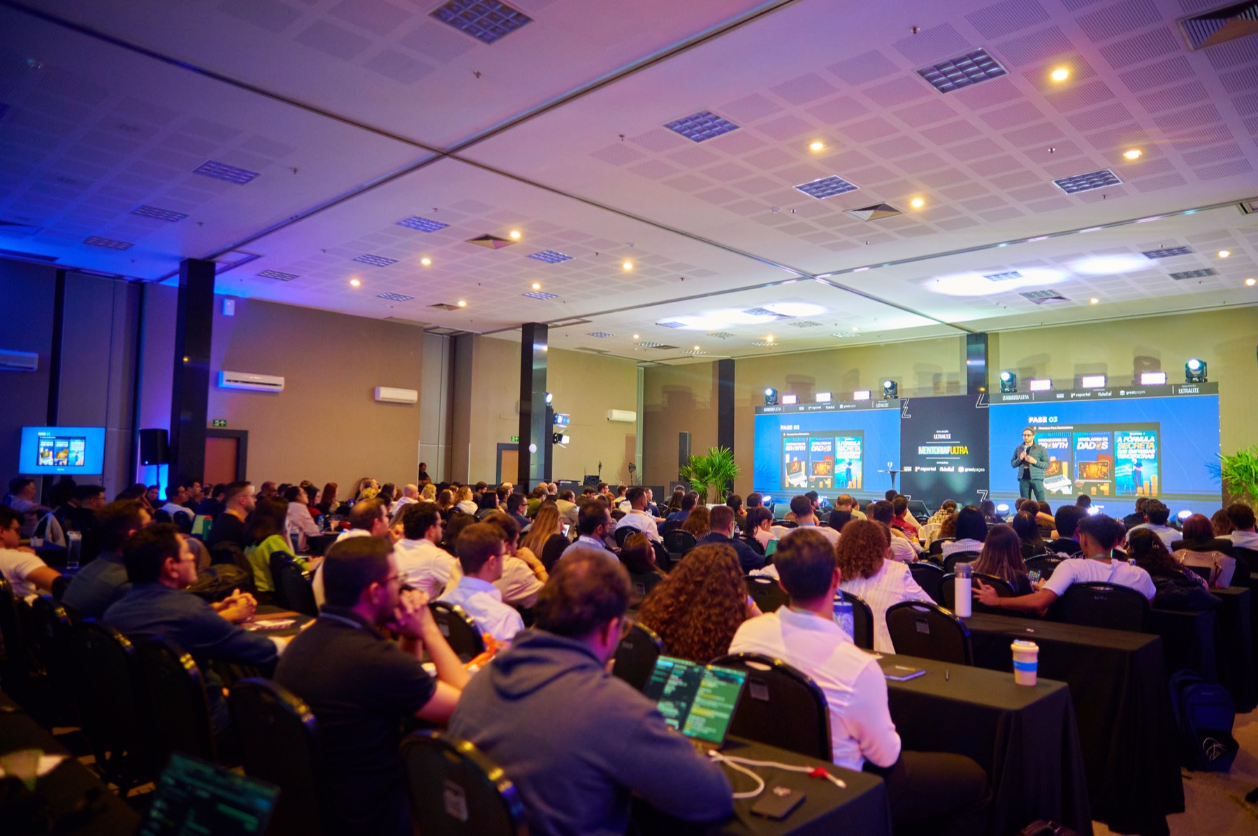 Plateia da Mentoria Ultra, em Brasília, com Manoel Victor no palco