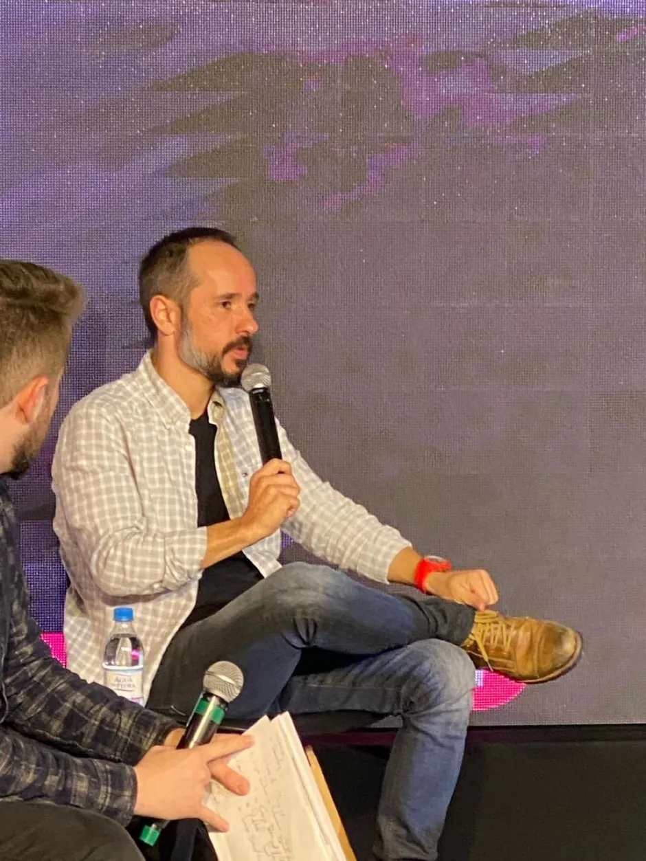 Rafa Silva falando em painel